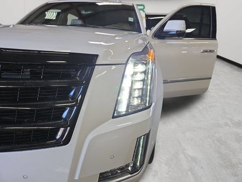 Used 2020 Cadillac Escalade Platinum AWD/4WD image 45