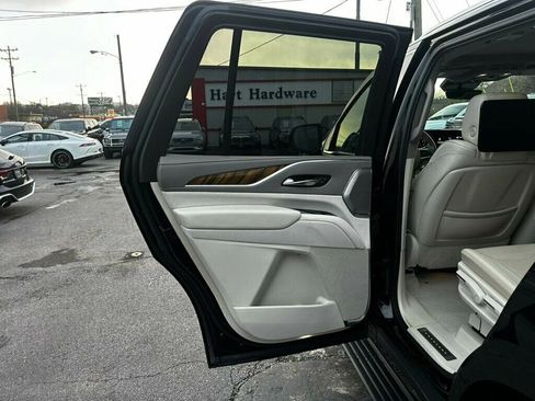 Used 2021 Cadillac Escalade Premium Luxury Platinum image 12