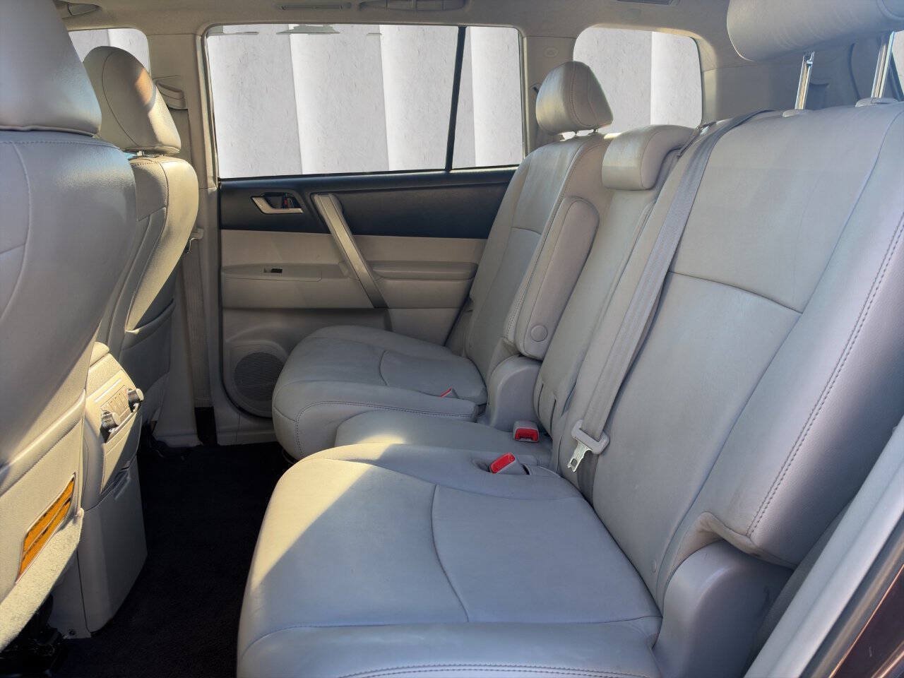 Used 2012 Toyota Highlander SE w/ Tow Pkg AWD/4WD image 18