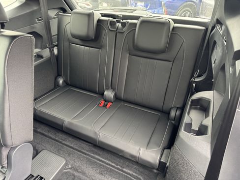 Certified 2024 Volkswagen Tiguan SE R-Line FWD image 34
