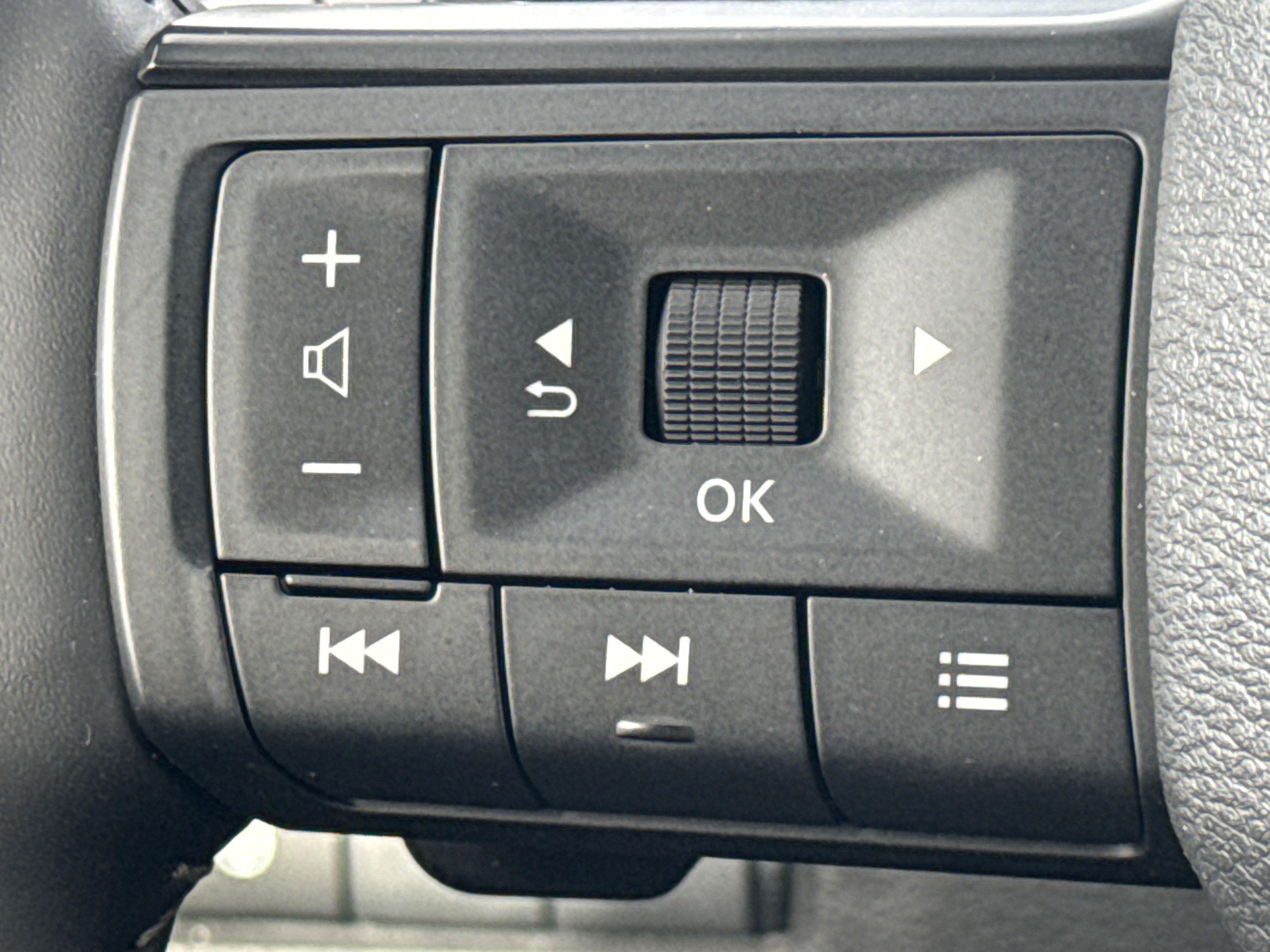 Used 2026 Nissan Rogue SV w/ SV Premium Package FWD image 19