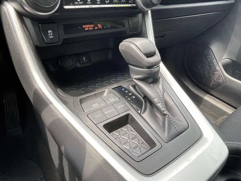 Used 2020 Toyota RAV4 LE FWD image 32