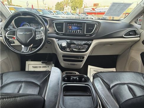 Used 2019 Chrysler Pacifica Touring-L image 29