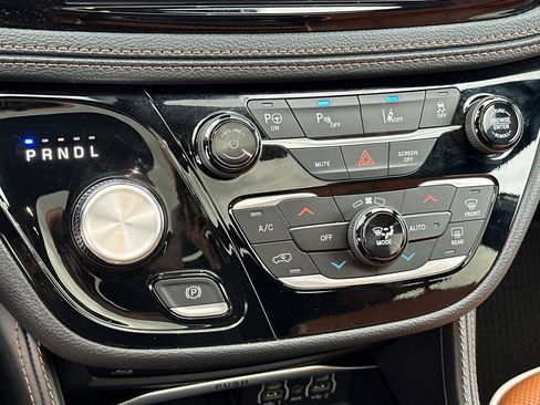 Used 2024 Chrysler Pacifica Pinnacle image 24