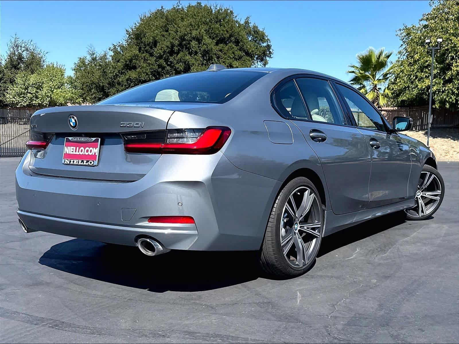 Used 2023 BMW 330i xDrive Sedan w/ Premium Package AWD/4WD image 4
