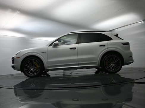 Used 2022 Porsche Cayenne Turbo S image 50