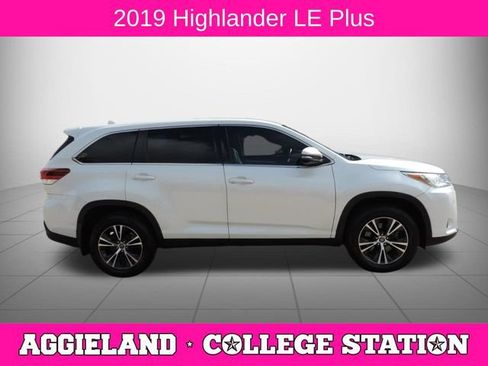 Used 2019 Toyota Highlander Plus FWD image 2