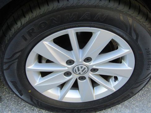 Used 2017 Volkswagen Golf S FWD image 30