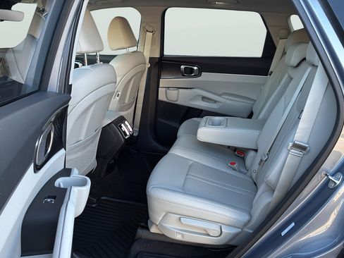 Used 2025 Kia Sorento S w/ Panoramic Sunroof Package FWD image 16
