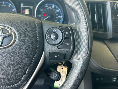 Used 2018 Toyota RAV4 LE FWD image 37