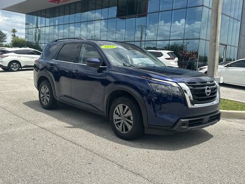 Used 2025 Nissan Pathfinder SV FWD image 5