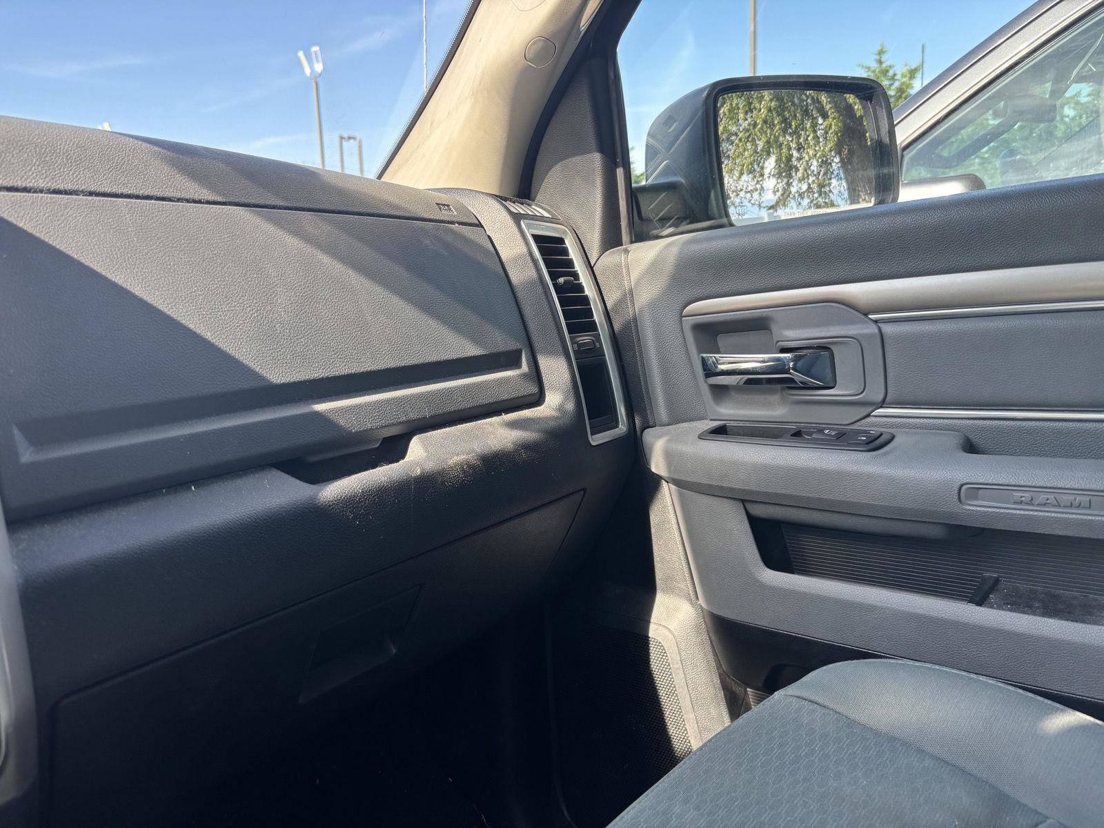 Used 2017 RAM 1500 Classic SLT AWD/4WD image 18