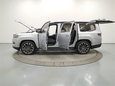 Used 2022 Jeep Grand Wagoneer Series III w/ Rear Seat Video Group 1 image 12