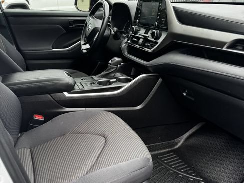 Used 2021 Toyota Highlander LE FWD image 2