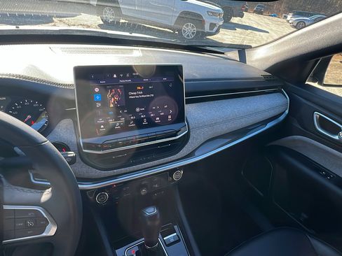 Used 2024 Jeep Compass Latitude image 31