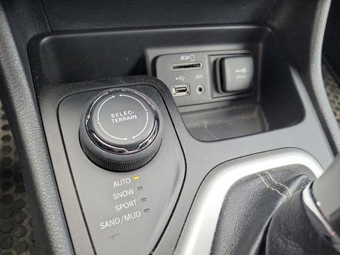 Used 2018 Jeep Cherokee Latitude Plus w/ Cold Weather Group AWD/4WD image 15