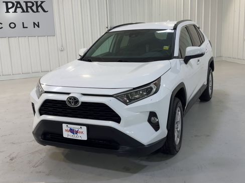 Used 2021 Toyota RAV4 XLE AWD/4WD image 4