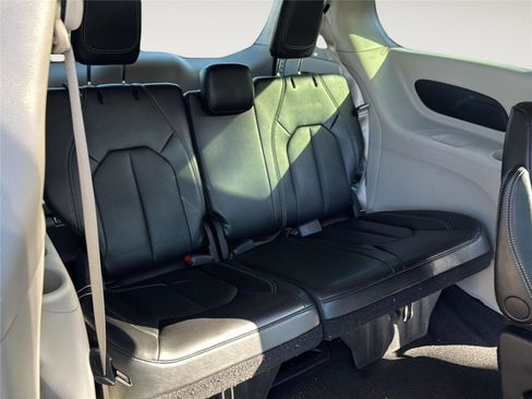 Used 2024 Chrysler Pacifica Touring-L image 25