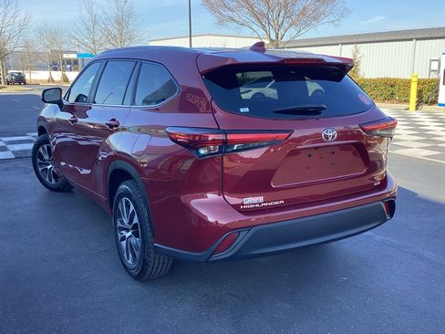 Used 2023 Toyota Highlander XLE image 2