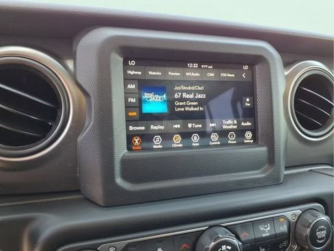 Used 2023 Jeep Gladiator Sport AWD/4WD image 19