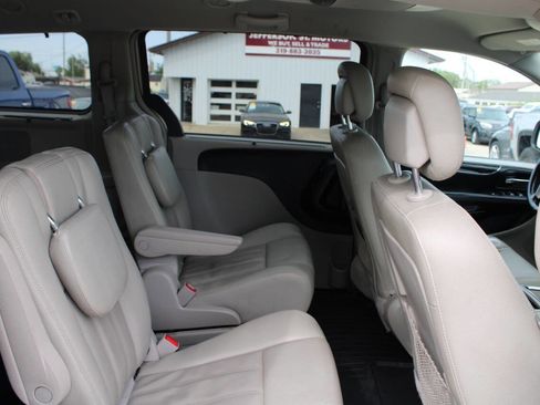 Used 2015 Chrysler Town & Country Touring w/ Driver Convenience Group FWD image 9