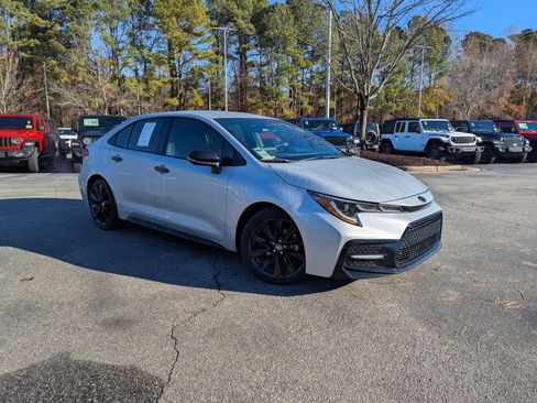Used 2022 Toyota Corolla SE image 3