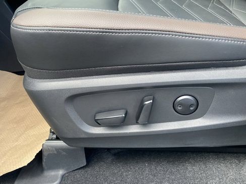 New 2025 Nissan Pathfinder Platinum w/ Black Appearance Package image 17