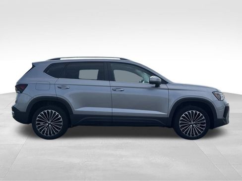 Used 2025 Volkswagen Taos SE FWD image 4