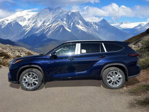 New 2026 Toyota Highlander XLE image 2