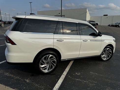 Used 2025 Lincoln Navigator Reserve AWD/4WD image 16