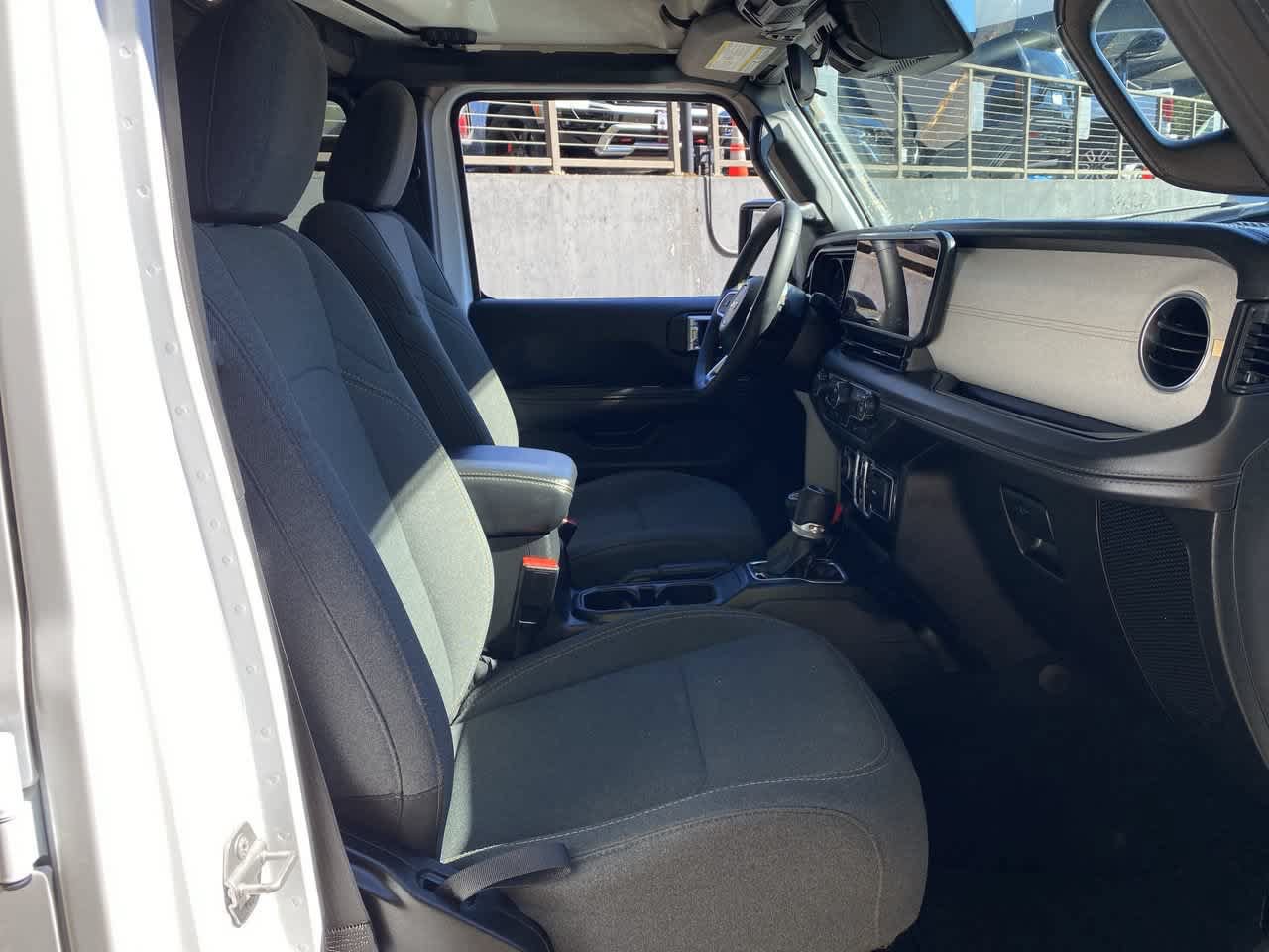 Used 2025 Jeep Wrangler Unlimited Sahara AWD/4WD image 18