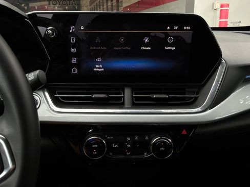 Used 2025 Chevrolet Trax LT w/ LT Convenience Package FWD image 24
