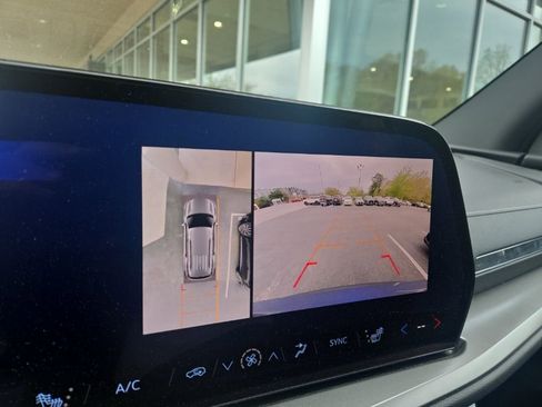 Used 2024 Chevrolet Traverse LT w/ Trailering Package image 18