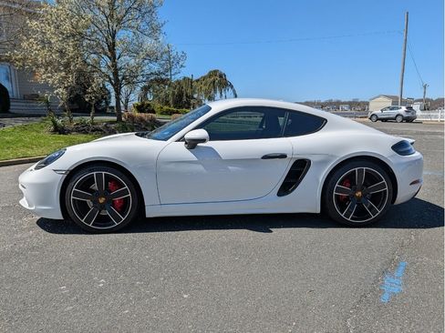 Used 2018 Porsche 718 Cayman S w/ Sport Chrono Package RWD image 9