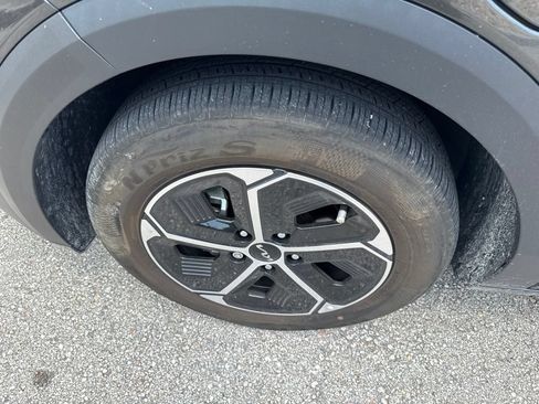 Certified 2024 Kia Niro EX FWD image 9