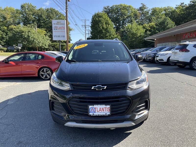 Used 2019 Chevrolet Trax LT w/ Sun & Sound Package AWD/4WD image 2