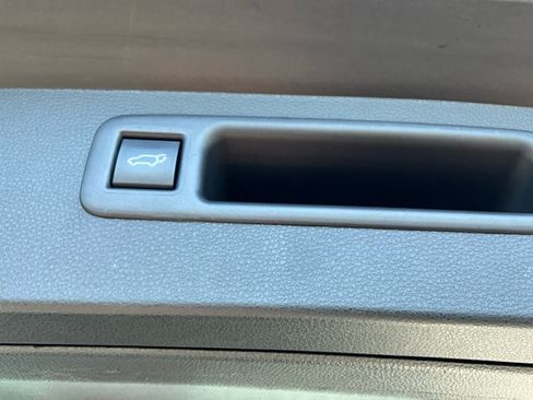 Used 2024 Toyota Highlander LE AWD/4WD image 27
