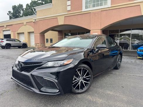 Used 2024 Toyota Camry SE image 1