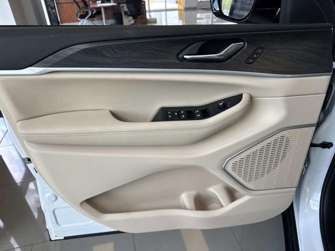 New 2026 Jeep Grand Cherokee Limited RWD image 36