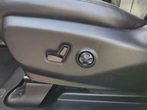 Used 2023 Chrysler Voyager LX FWD image 13