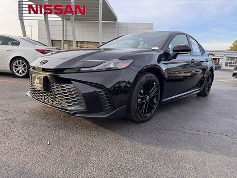 Used 2025 Toyota Camry SE image 1