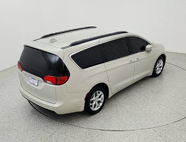 Used 2017 Chrysler Pacifica Touring-L w/ Tire & Wheel Group FWD image 13