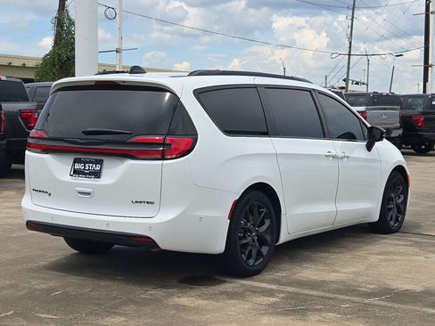Used 2024 Chrysler Pacifica Limited w/ Uconnect Theater Family Group FWD image 3