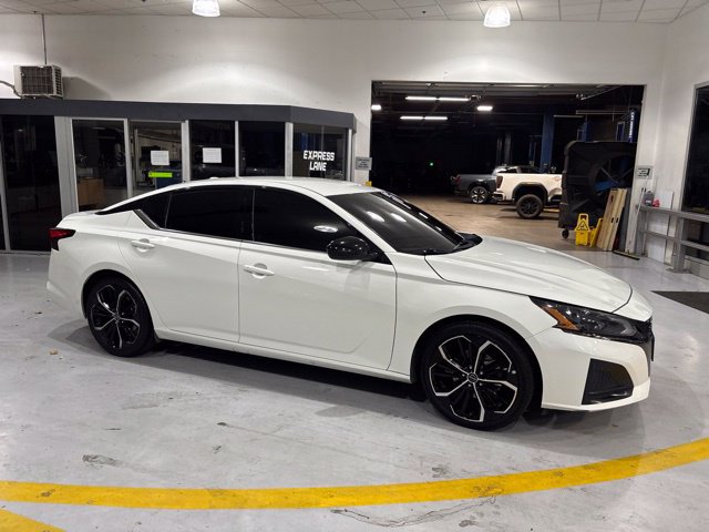Used 2023 Nissan Altima 2.5 SR FWD image 9