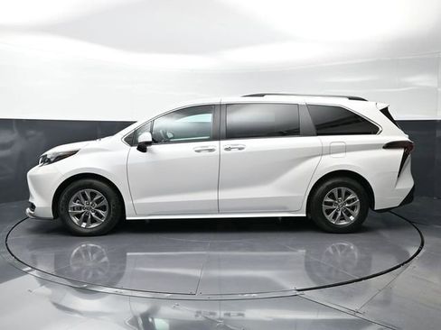 Used 2024 Toyota Sienna XLE image 8