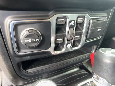 Used 2019 Jeep Wrangler Unlimited Sahara AWD/4WD image 38