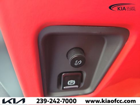 Used 2022 Chevrolet Corvette Stingray Premium Conv w/ Z51 Performance Package RWD image 18