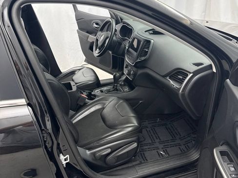 Used 2019 Jeep Cherokee Latitude Plus w/ Comfort/Convenience Group AWD/4WD image 23