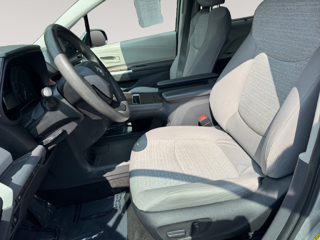 Used 2022 Toyota Sienna LE FWD image 9