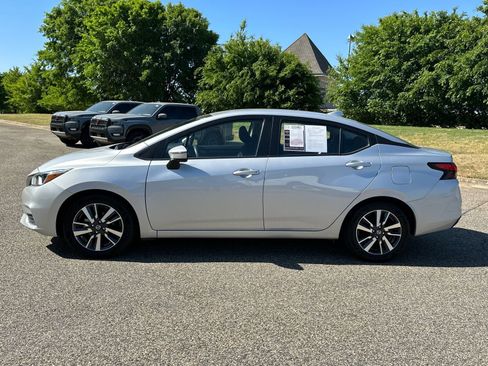 Used 2021 Nissan Versa SV FWD image 8